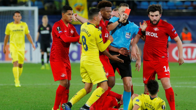 Andris Treimanis noraida spēlētāju UEFA Eiropas līgas spēlē. Foto: Reuters/Scanpix