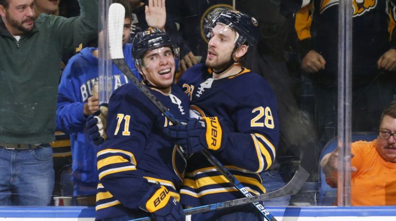 Evans Rodrigess un Zemgus Girgensons. Foto: AP/Scanpix