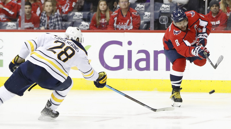 Zemgus Girgensons (pa kreisi) NHL spēlē cenšas bloķēt Aleksandra Ovečkina metienu. Foto: Reuters/Scanpix