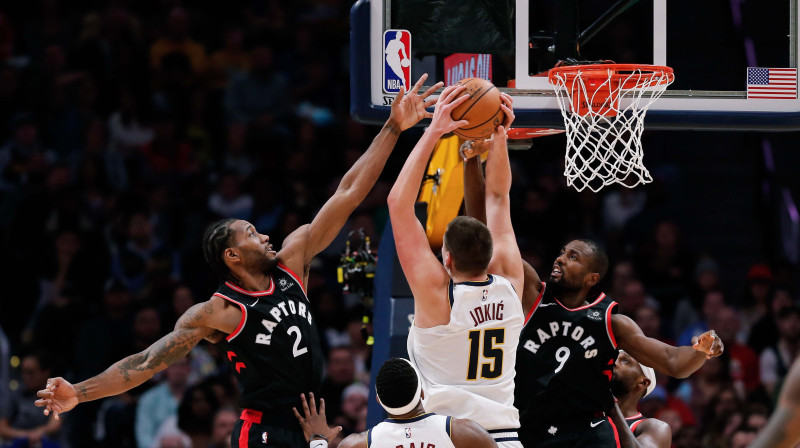 Kavai Lenards un Nikola Jokičs cīņā zem groza. Foto: Reuters/Scanpix