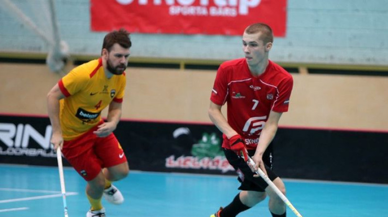 Abu komandu pirmajā sezonas duelī čempioni netika galā ar Niku Blumfeldu
Foto: Ritvars Raits, Floorball.lv