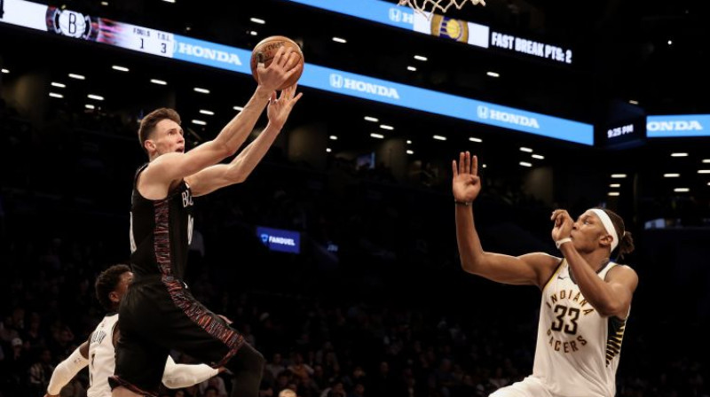 Rodions Kurucs uzbrukumā "Pacers" grozam. Foto: EPA/Scanpix