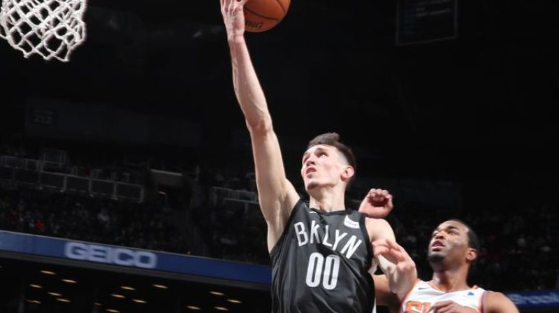 Rodions Kurucs spēlē pret Fīniksu. Foto: Brooklyn Nets