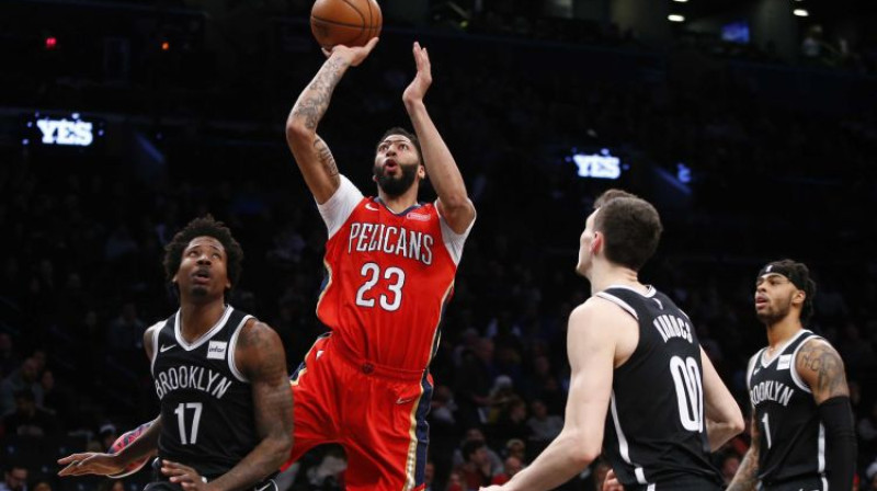 Rodions Kurucs spēlē pret Entonija Deivisa "Pelicans". Foto: USA Today Sports/Scanpix