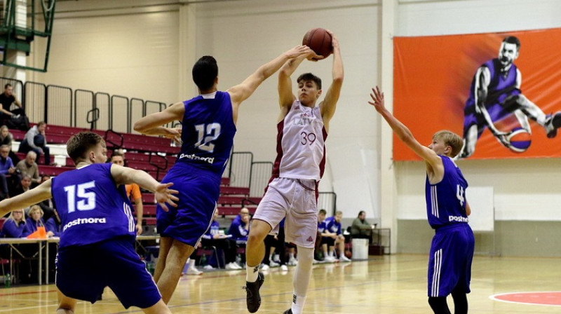 Kristaps Ķilps: 32 punkti uzvarā pār Zviedrijas U18 izlasi. Foto: Siim Semiskar, basket.ee