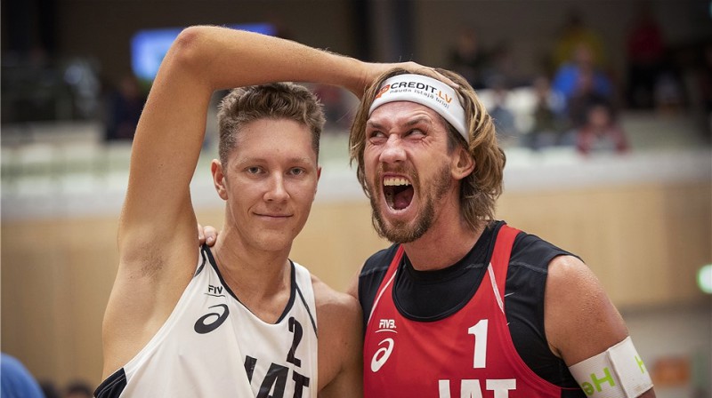 Mihails Samoilovs un Aleksandrs Samoilovs pēc savstarpējās cīņas. Foto: worldtour.2019.fivb.com