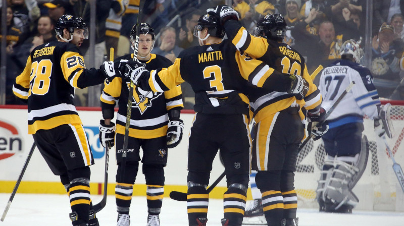 Pitsburgas "Penguins" hokejisti priecājas par vārtu guvumu spēlē ar "Jets". Foto: Reuters/Scanpix