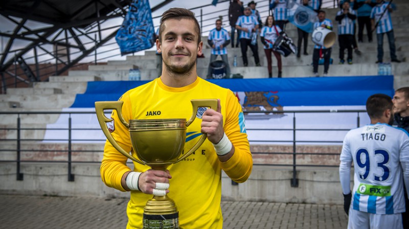 Roberts Ozols ar Virslīgas trofeju. Foto: Zigismunds Zālmanis, rigafc.lv