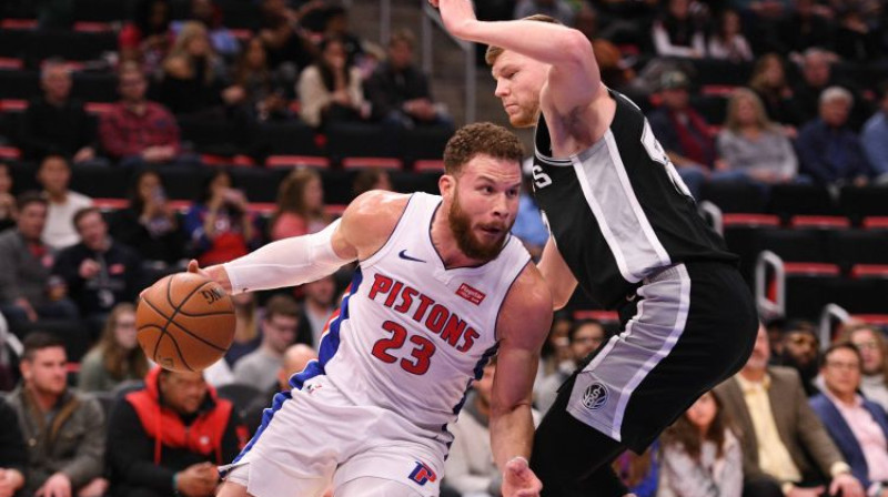 Dāvis Bertāns aizsardzībā pret NBA superzvaigzni Bleiku Grifinu. Foto: USA Today Sports/Scanpix