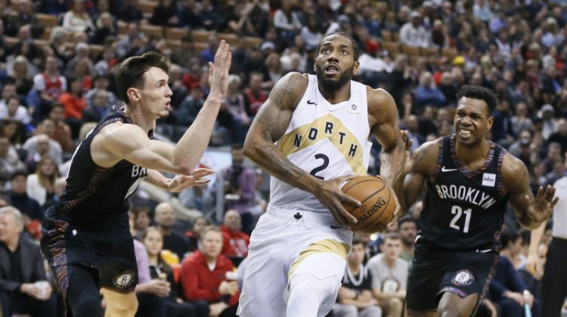 Rodions Kurucs spēlē aizsardzībā pret Kavai Lenardu. Foto: USA TODAY Sports/Scanpix