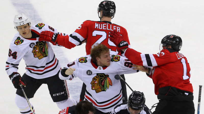 Asumi Ņūdžersijas "Devils" un Čikāgas "Blackhawks" spēlē. Foto: Reuters/Scanpix