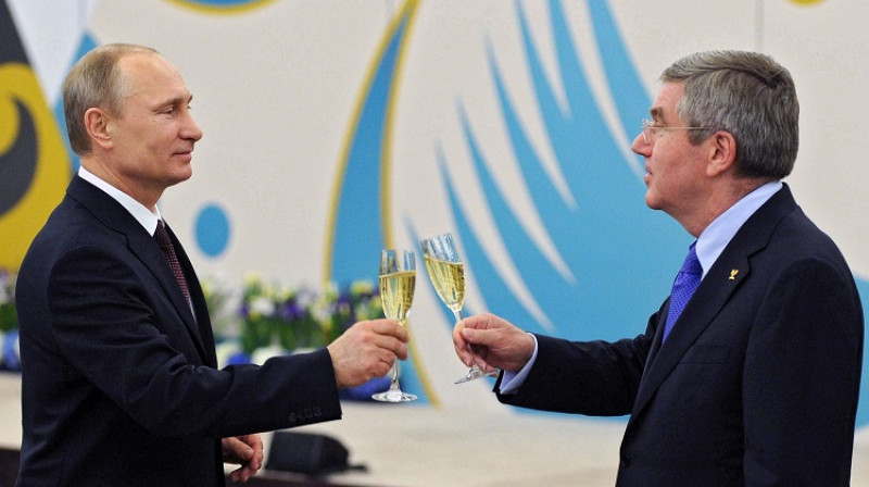 IOC prezidents Tomass Bahs un Krievijas prezidents Vladimirs Putins 2014. gada 24. februārī Sočos saskandina glāzes oficiālajā IOC pieņemšanā. Foto: AP/Scanpix