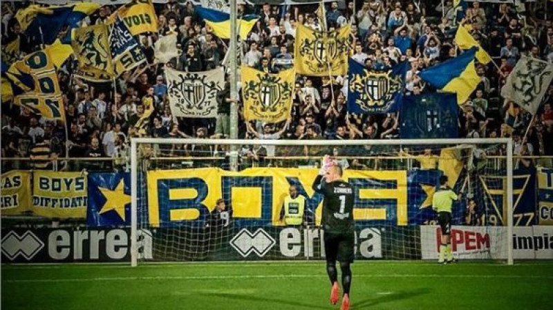 Kristaps Zommers "Parma" līdzjutēju priekšā. Foto no sportista Instagram konta