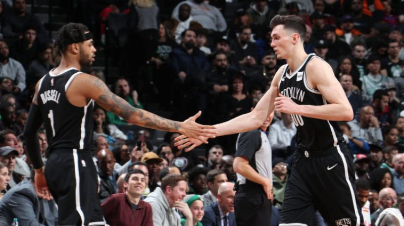 D`Andželo Rasels un Rodions Kurucs. Foto: Brooklyn Nets Twitter