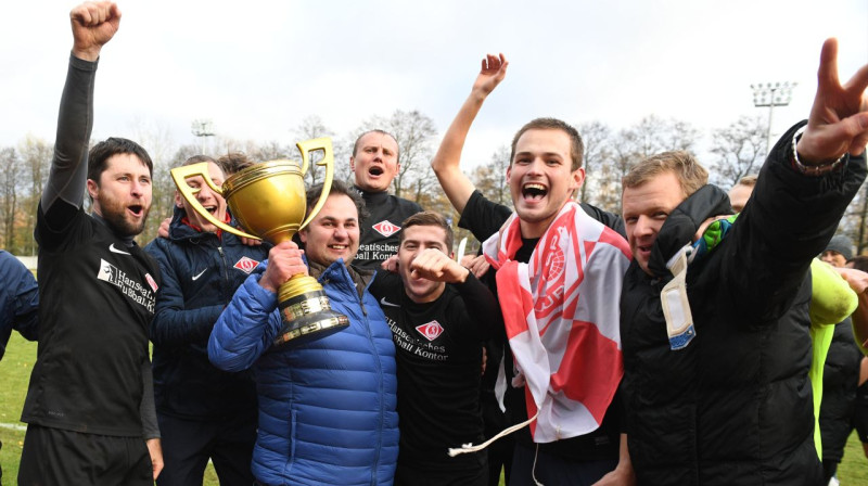 Spartaks Melkumjans ar Virslīgas čempionu kausu 2016. gadā. Foto: Romāns Kokšarovs, f64