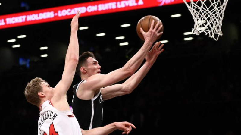 Rodions Kurucs ceļā uz grozu apsteidzis Lauri Markanenu. Foto: USA Today Sports/Scanpix