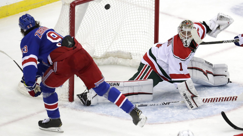 Ņujorkas "Rangers" uzbrucējs Mika Zibanedžads atzīmējās ar "hat-trick". Foto: AP/Scanpix