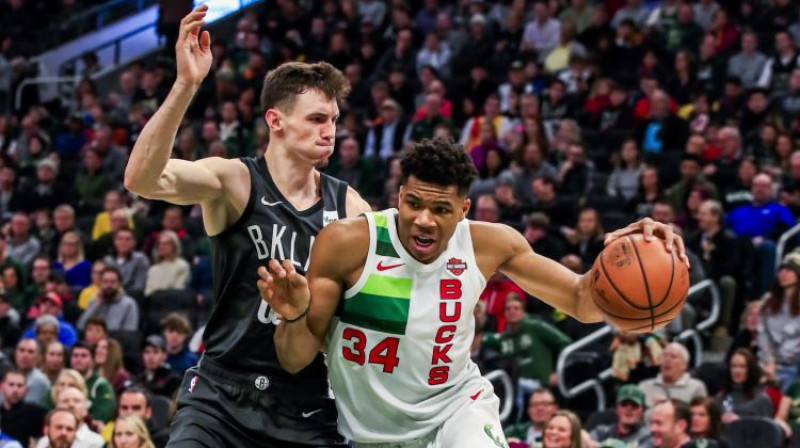 Rodions Kurucs un Jannis Adetokunbo. Foto: EPA/Scanpix