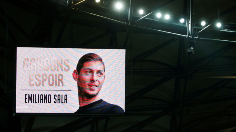 Emiliano Salas attēls piemiņas brīdī Francijas līgā. Foto: Reuters / Scanpix