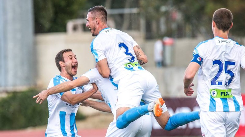 Oļegs Laizāns tiek sveikts ar vārtu guvumu. Foto: Zigismunds Zālmanis, "Riga" FC