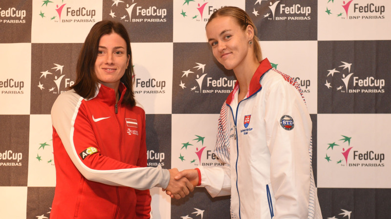 Anastasija Sevastova un Anna Karolīna Šmīdlova. Foto: Romāns Kokšarovs, F64