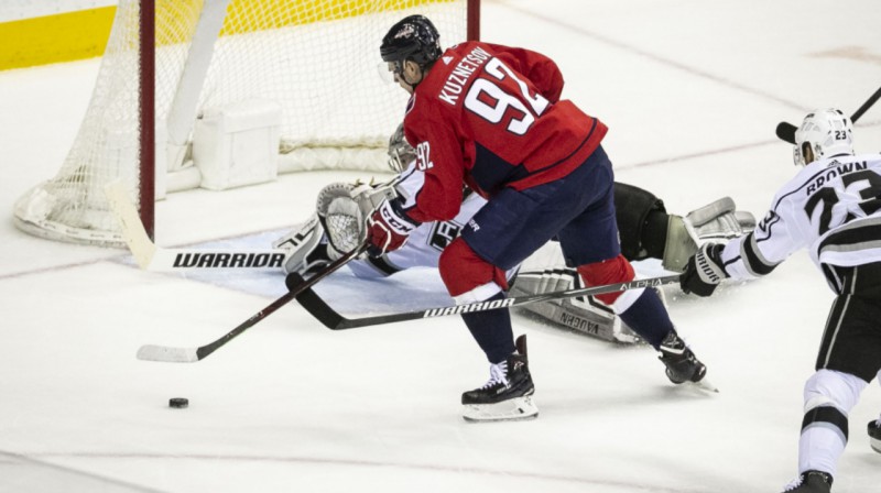 Jevgeņijs Kuzņecovs apspēlē vārtsargu. Foto: USA Today Sports/Scanpix