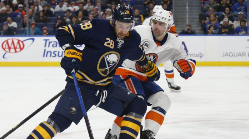 Zemgus Girgensons spēlē pret "Islanders". Foto: AP/Scanpix