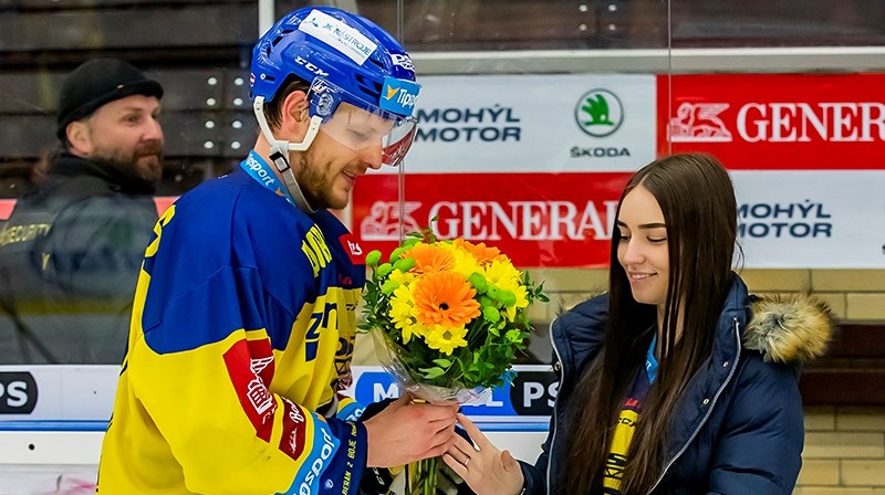 Ralfs Freibergs tiek sveikts kā labākais spēlētājs. Foto: Jiří Zaňát / Zlin Press, hokej.zlin.cz