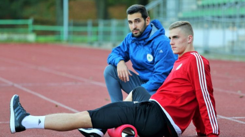 Marko Savīno Latvijas izlases treniņā kopā ar valstsvienības futbolistu Vladislavu Gutkovski. Foto: LFF