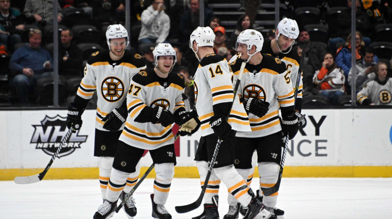 Bostonas "Bruins" hokejisti priecājas par vārtu guvumu NHL spēlē. Foto: Reuters/Scanpix