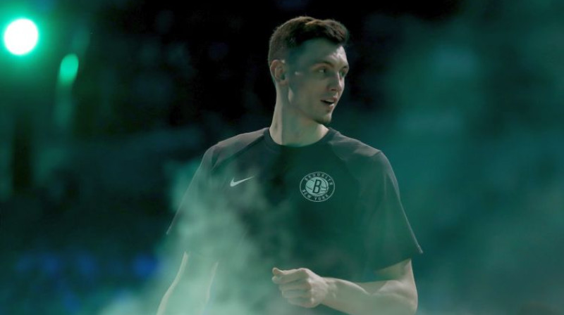 Rodions Kurucs mirkli pirms Uzlecošo zvaigžņu spēles. Foto: AFP/Scanpix