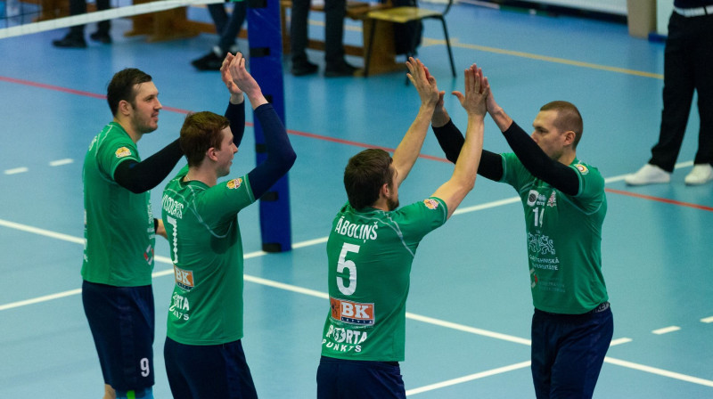 Armanda Āboliņa (Nr. 5) iedvesmotie rīdzinieki revanšējās Rakverei par zaudējumu pirmajā spēlē
Foto: Facebook/RTU Volley