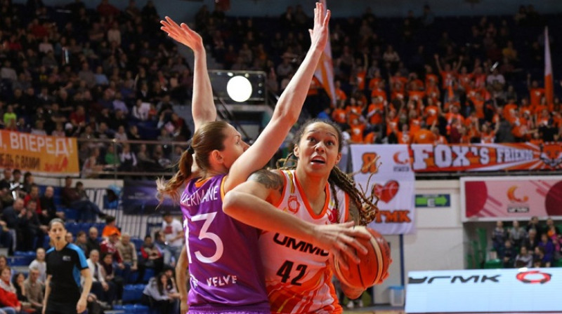 Aija Brumermane pret pasaules čempioni Britniju Graineri. Foto: FIBA