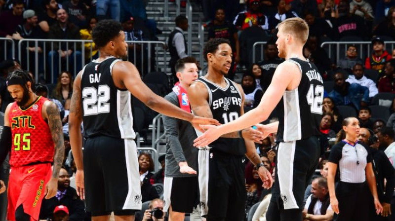 Dāvis Bertāns ar komandas biedriem. Foto: Spurs/NBA