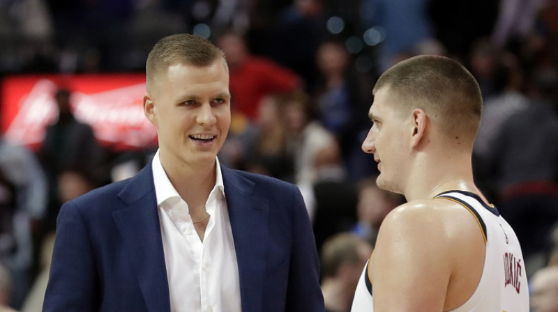 Kristaps Porziņģis un Denveras "Nuggets" līderis Nikola Jokičs 2019. gada 22. februārī Dalasā. Foto: AP/Scanpix