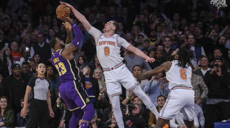 Mario Hezonja bloķē Lebrona Džeimsa metienu. Foto: Reuters / Scanpix