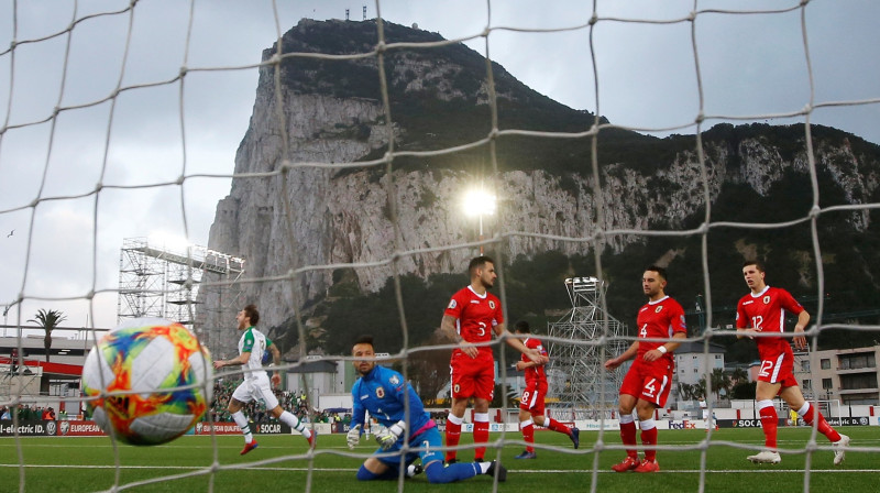 Bumba ielido Gibraltāra izlases vārtos. Foto: Peter Cziborra/Action Images via Reuters/Scanpix