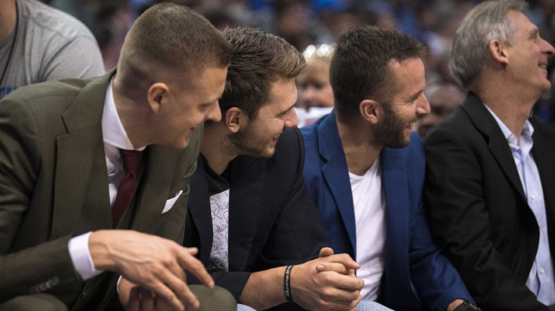 Trīs "Mavericks" potenciālie pamatspēlētāji uz soliņa - Kristaps Porziņģis, Luka Dončičs un Hosē Huans Barea. Foto: Reuters / Scanpix