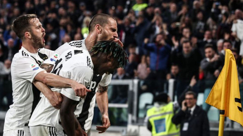 Turīnas "Juventus" spēlētāji svin Moizes Kena uzvaras vārtus. Foto: AFP/Scanpix