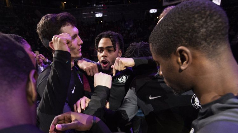 Rodions Kurucs kopā ar partneriem pirms spēles. Foto: Brooklyn Nets