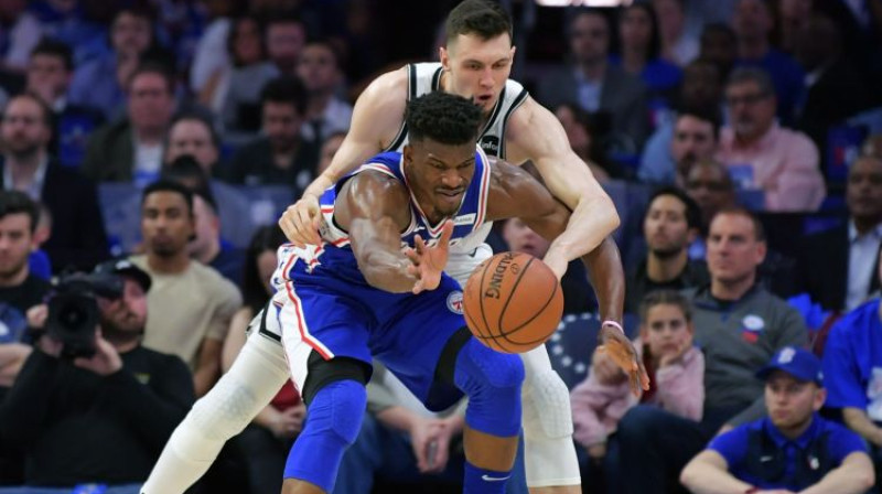 Rodions Kurucs cīņā ar Džimiju Batleru. Foto: AFP/Scanpix