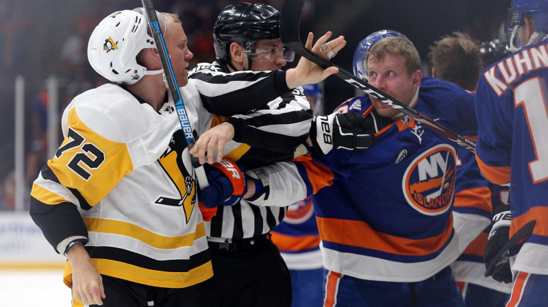 "Penguins" hokejists Pātriks Hērnkvists pēc saķeršanās ar "Islanders" spēlētāju Leo Komarovu. Foto: Reuters/Scanpix