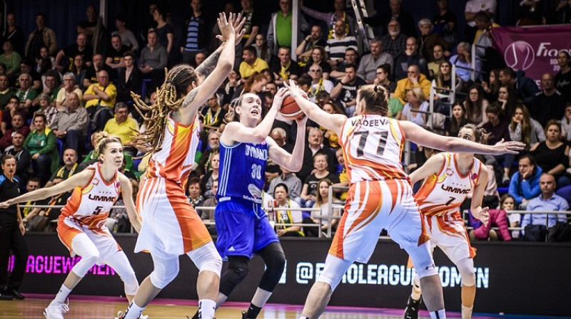 Breana Stjuarte UGMK spēlētāju ielenkumā. Foto: FIBA