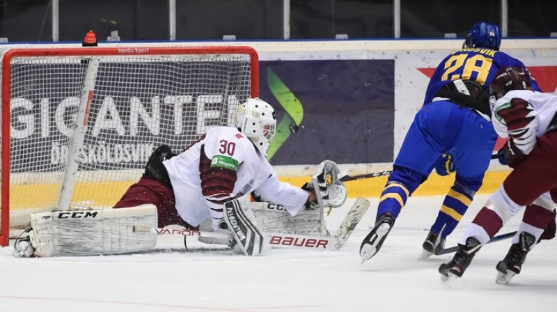 Artūrs Šilovs darbībā. Foto: IIHF