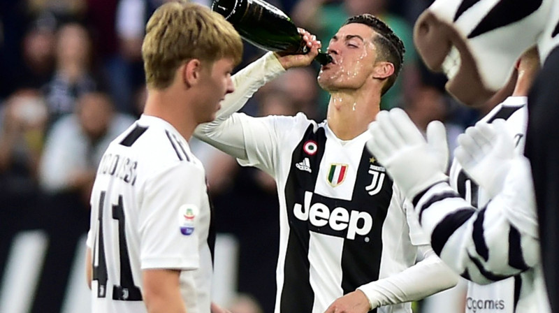 Krištianu Ronaldu svin pēc "Juventus" triumfa Itālijas čempionātā. Foto: Reuters/Scanpix