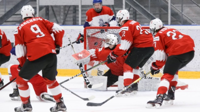 Šveices U18 izlase izcīnīja pirmo uzvaru pasaules čempionātā. Foto: IIHF