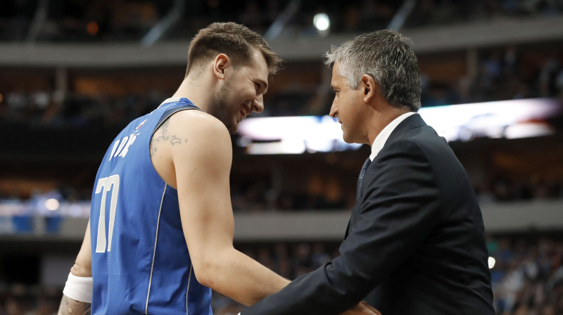 Luka Dončičs un Igors Kokoškovs. Foto: AP/Scanpix