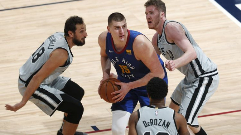 Nikola Jokičs pret "Spurs". Foto: AP/Scanpix