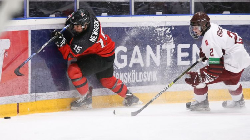 Harijs Brants spēlē pret Kanādu. Foto: Chris Tanouye/IIHF