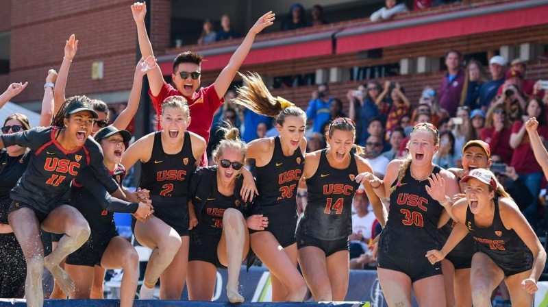 "Pac-12" jaunās čempiones metas svinēt uzvaru. Foto: USC Athletics